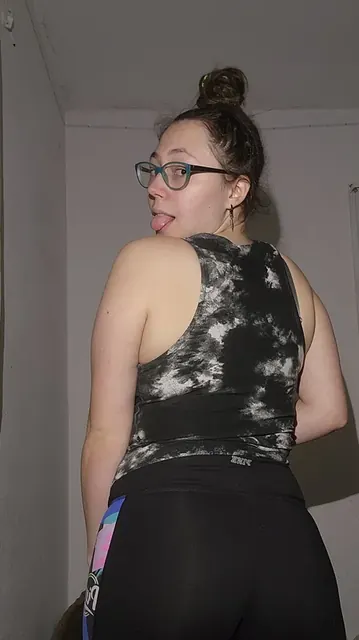 Liv OnlyFans creator with big ass and glasses