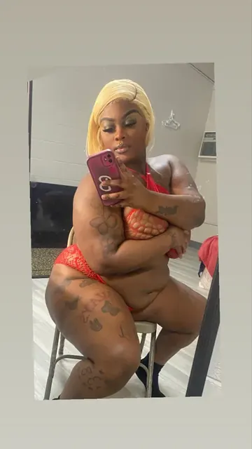Deep throat Lil Pussy OnlyFans tattooed creator