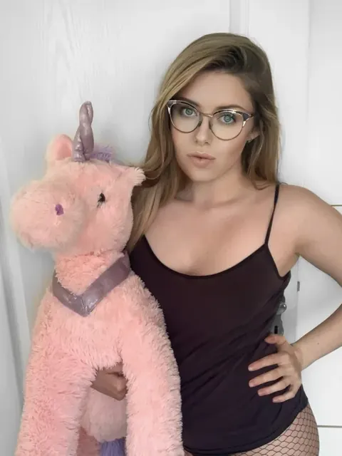 Blondie OnlyFans creator with captivating content