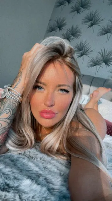 Rosiie OnlyFans creator with exclusive content