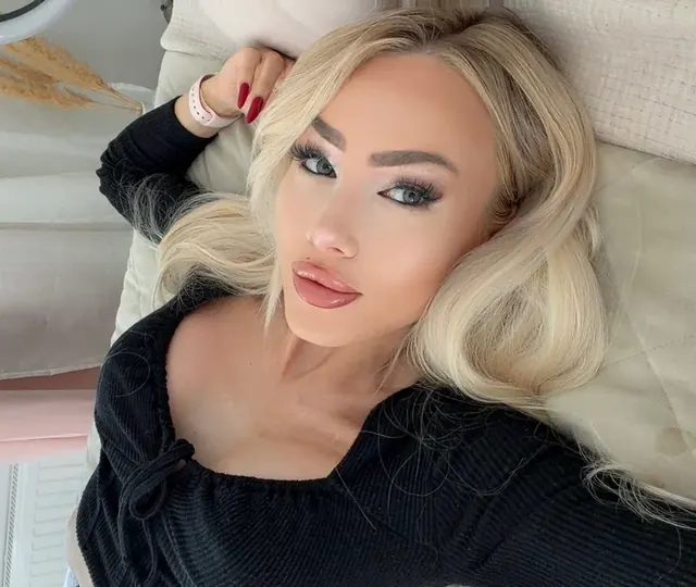 Oona brattyblondee OnlyFans creator with a playful vibe