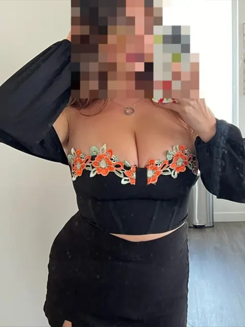 Brunettebarbieeeee OnlyFans creator with natural beauty