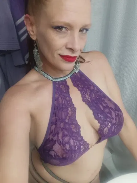 Bunnistarr OnlyFans sexy tattooed redhead