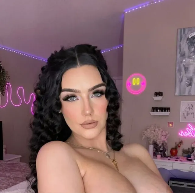 Catieriley OnlyFans Curvy Glamorous Creator