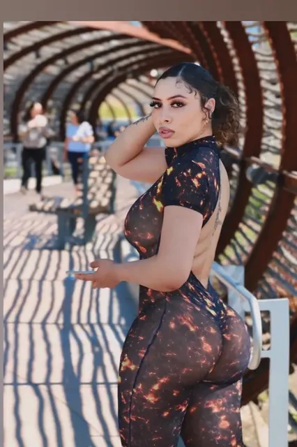 CC.Summerz OnlyFans creator with big assets