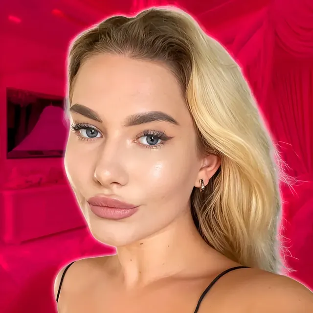 Charlize OnlyFans creator with blonde hair