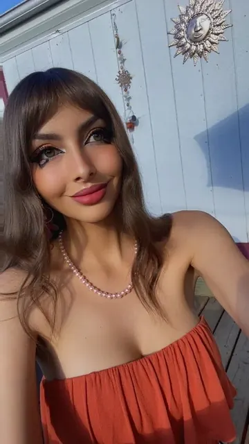 Chloenight OnlyFans creator with artistic flair