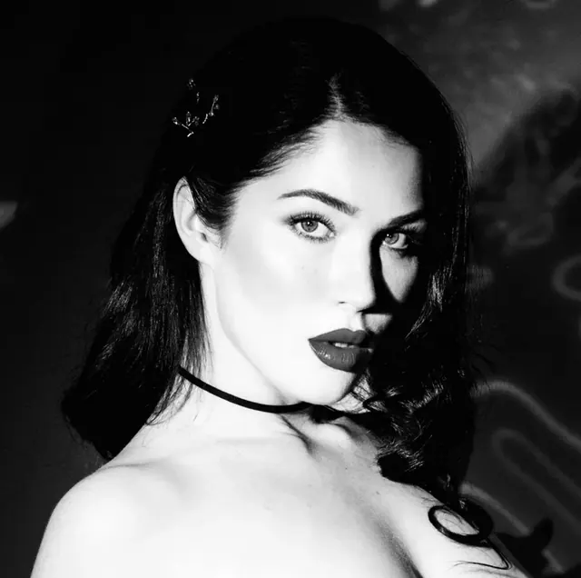 Evelyn Claire OnlyFans Model with Glamorous Content