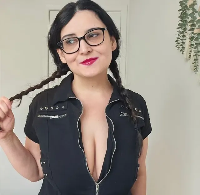 Violet Magic Pussy OnlyFans profile picture - Nerdy creator
