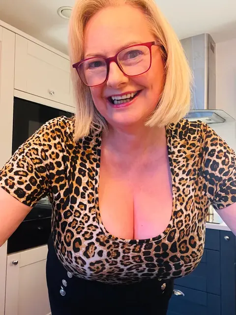 Courtesan Annabel OnlyFans English busty blonde