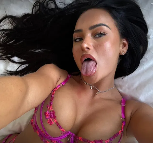 Courtney OnlyFans creator with engaging content
