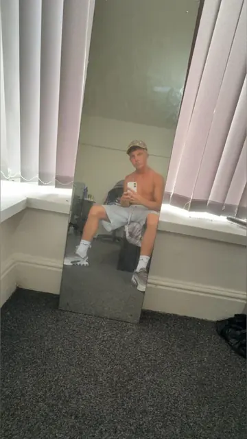 Craigm02 OnlyFans British boy with exclusive content