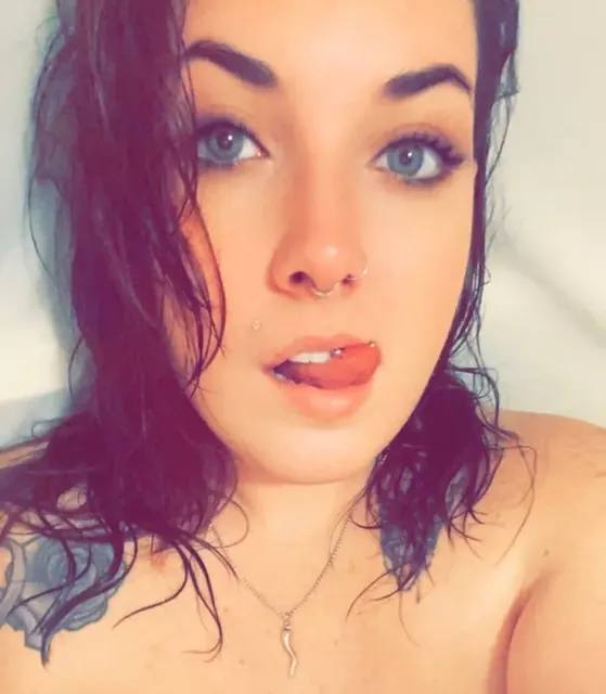 Crazybella94 OnlyFans webcam model