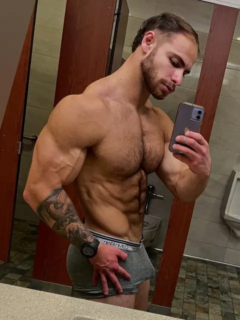 CreamyGorilla OnlyFans male performer from Canada
