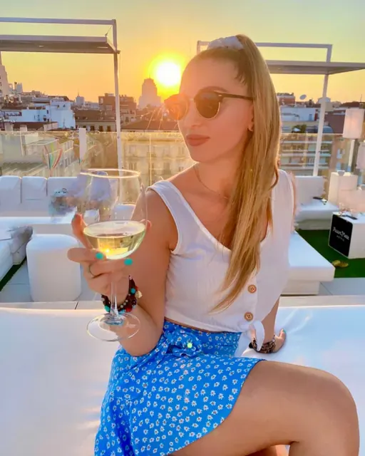Crissi86 OnlyFans elegant creator