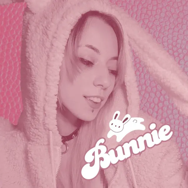 Bunnie OnlyFans petite submissive creator