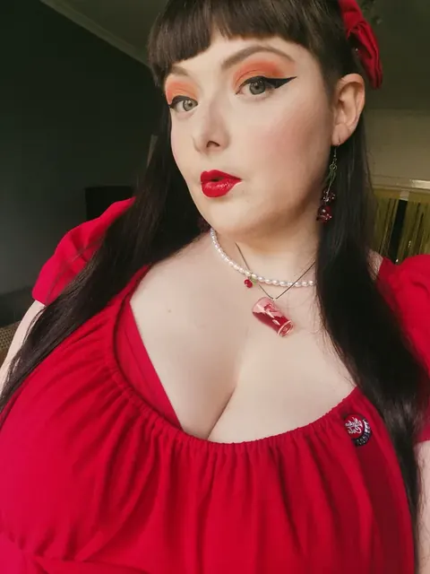 Ivy Curvy&Nerdy OnlyFans creator with big tits