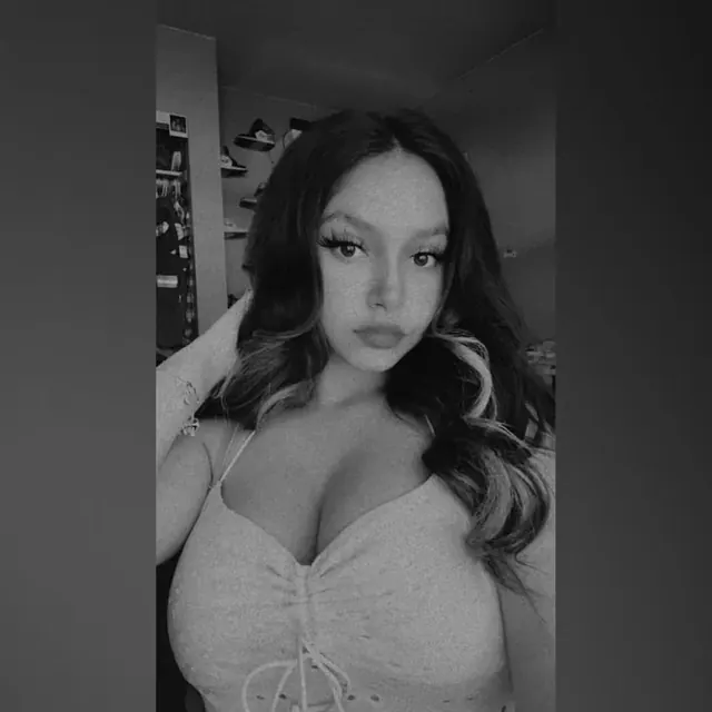 Cynthia 🫶🏻😉🩷 OnlyFans creator with curvy figure