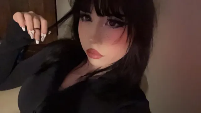 Daisy 19 OnlyFans goth aesthetic