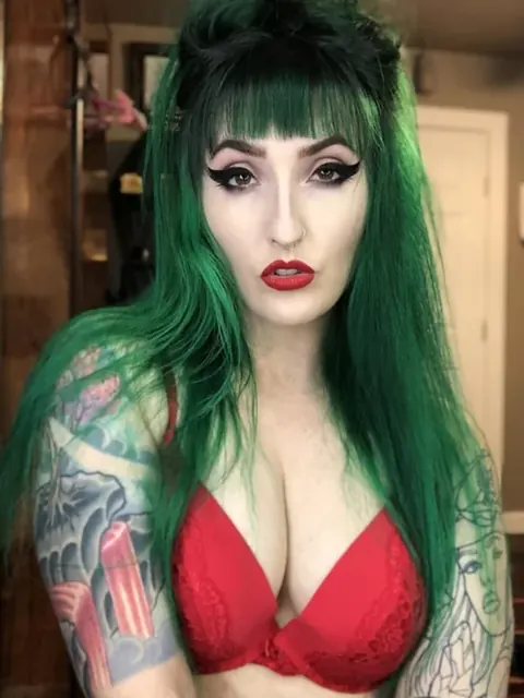 Daniblizz OnlyFans Curvy Tattooed Artist