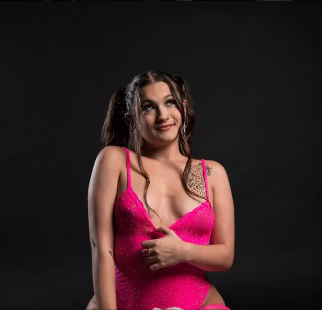 Des OnlyFans brunette babe