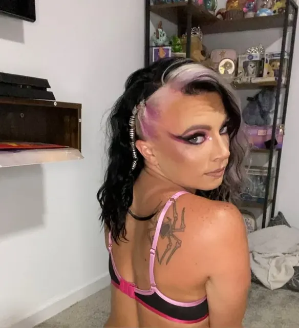 Dreamgirlellie OnlyFans slim tattooed creator