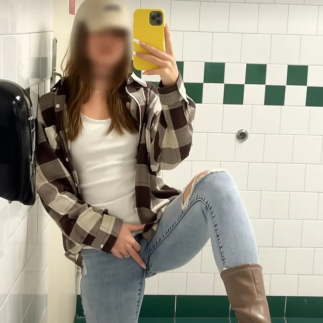 Ellie Handygirl OnlyFans creator with playful charm