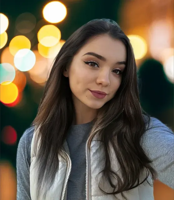 Emilly OnlyFans Slim Brunette Creator