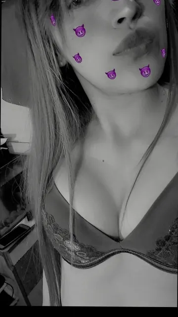 Emily_R.G OnlyFans profile with engaging photos