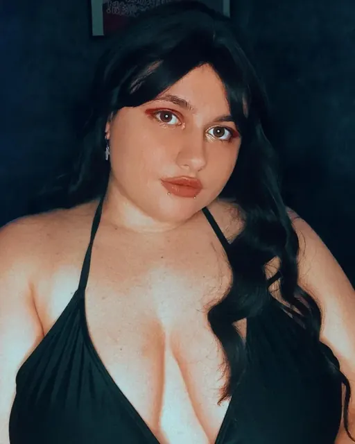 Emmakiiss OnlyFans creator with exclusive content