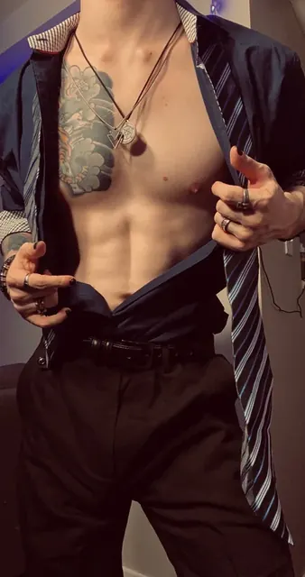Esper OnlyFans athletic tattooed creator