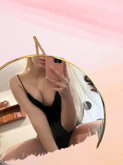 Eveline OnlyFans creator with a cozy profile