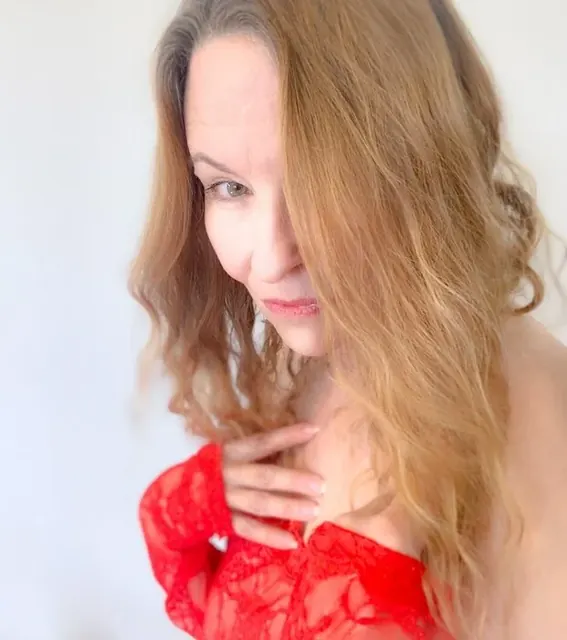 exit eighty OnlyFans creator with captivating content