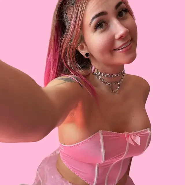 Farrah Hunny OnlyFans creator with unique content