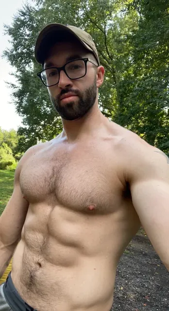 Farmerb28 OnlyFans profile with rural charm