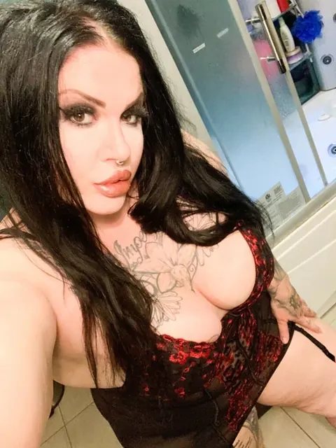 Fetiishxx OnlyFans tattooed MILF creator