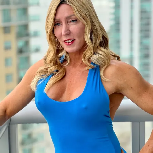 Jewels OnlyFans creator showcasing her personality
