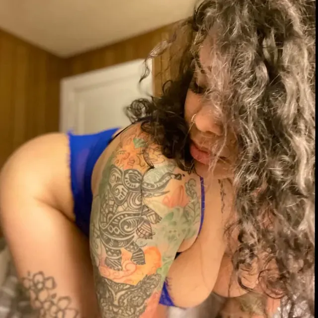 Candela OnlyFans Creator with curly hair