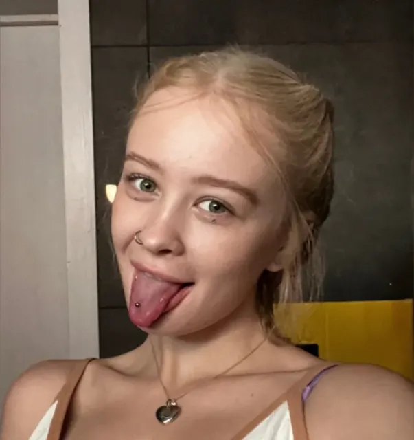 Fleamx OnlyFans creator with vibrant personality