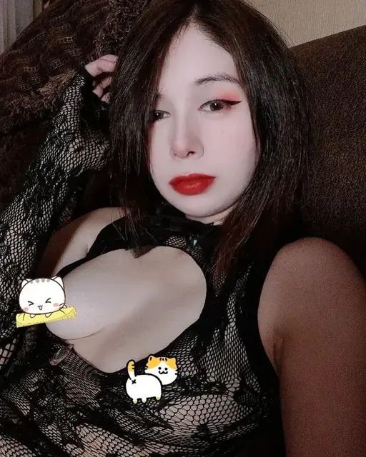 ๐ธMissYumi๐ธ OnlyFans edgy brunette creator