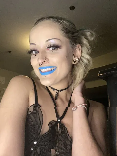 Freakyriss OnlyFans Blonde Alternative Creator