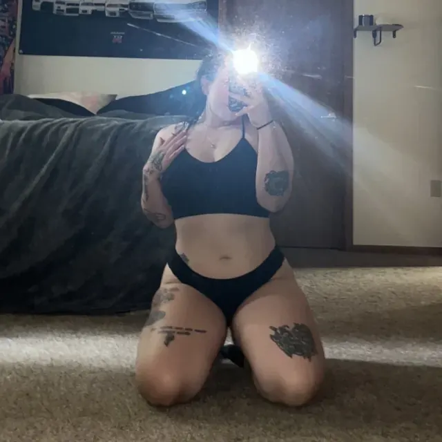 Alexx OnlyFans tatted muscular mommy