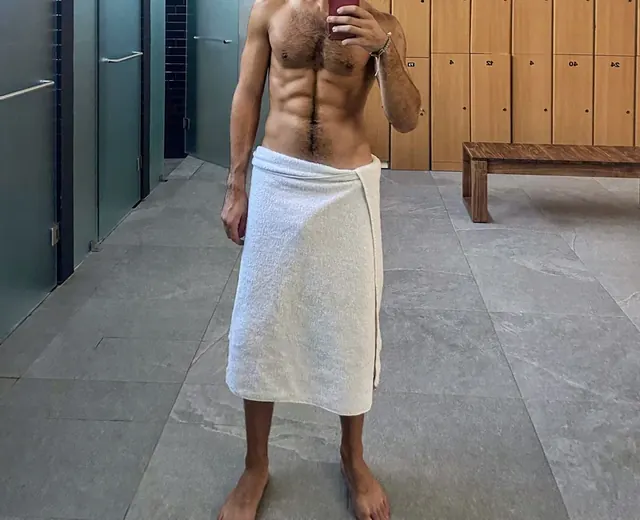 Globetrottingo OnlyFans creator with vibrant content