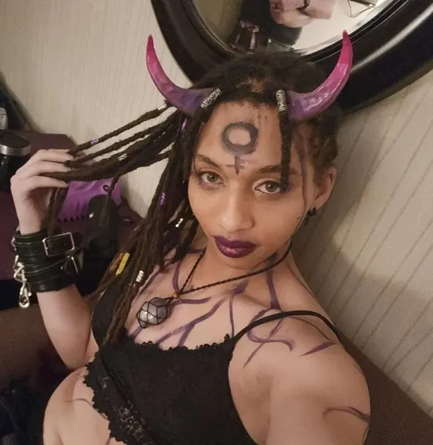 Aelin Blue OnlyFans goth princess with piercings