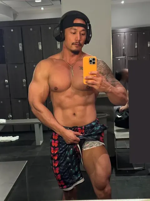 Han Cross OnlyFans creator profile