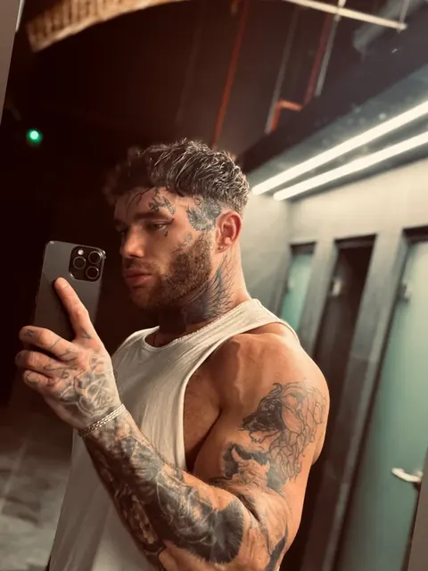HART OnlyFans creator with a large archive