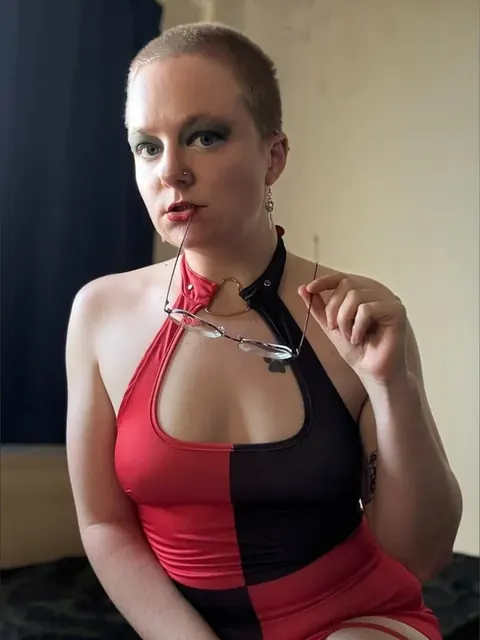 Hattie OnlyFans Petite Curvy Alt Girl