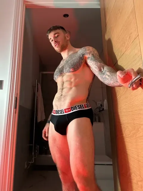 Hatts17 OnlyFans tattooed male creator