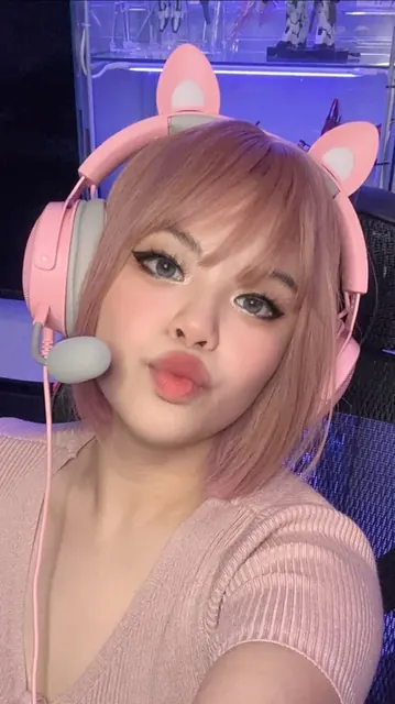 Heyhinaa OnlyFans profile with alluring content