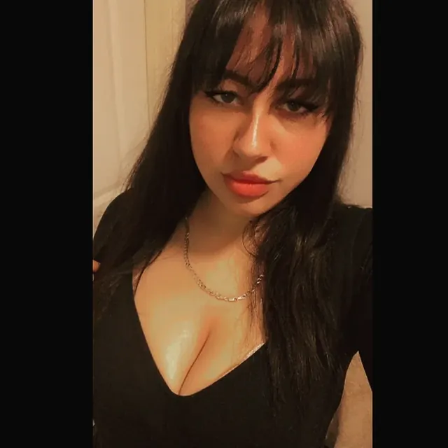 Hollzxoxo OnlyFans creator with big boobs and booty